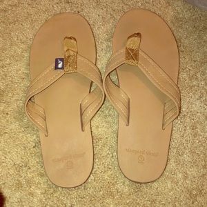 Women’s Vineyard Vines tan flip flops. Size 7!